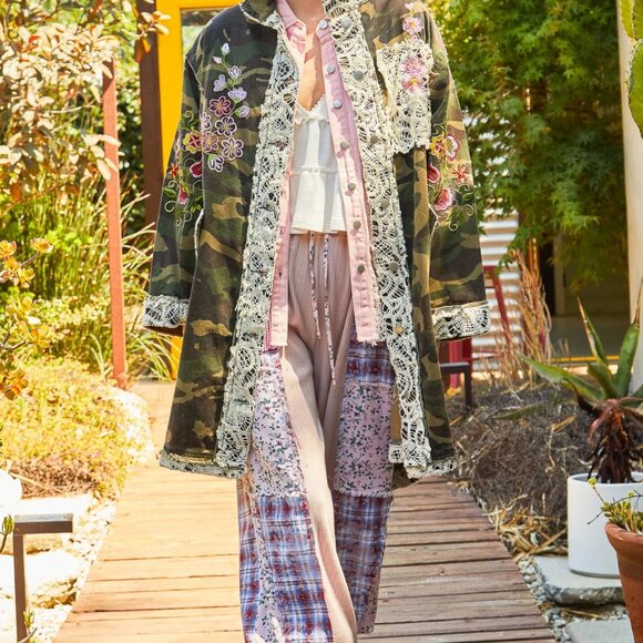 POL Oversized Camo Print Jacket with Crochet - Picture 2 of 3